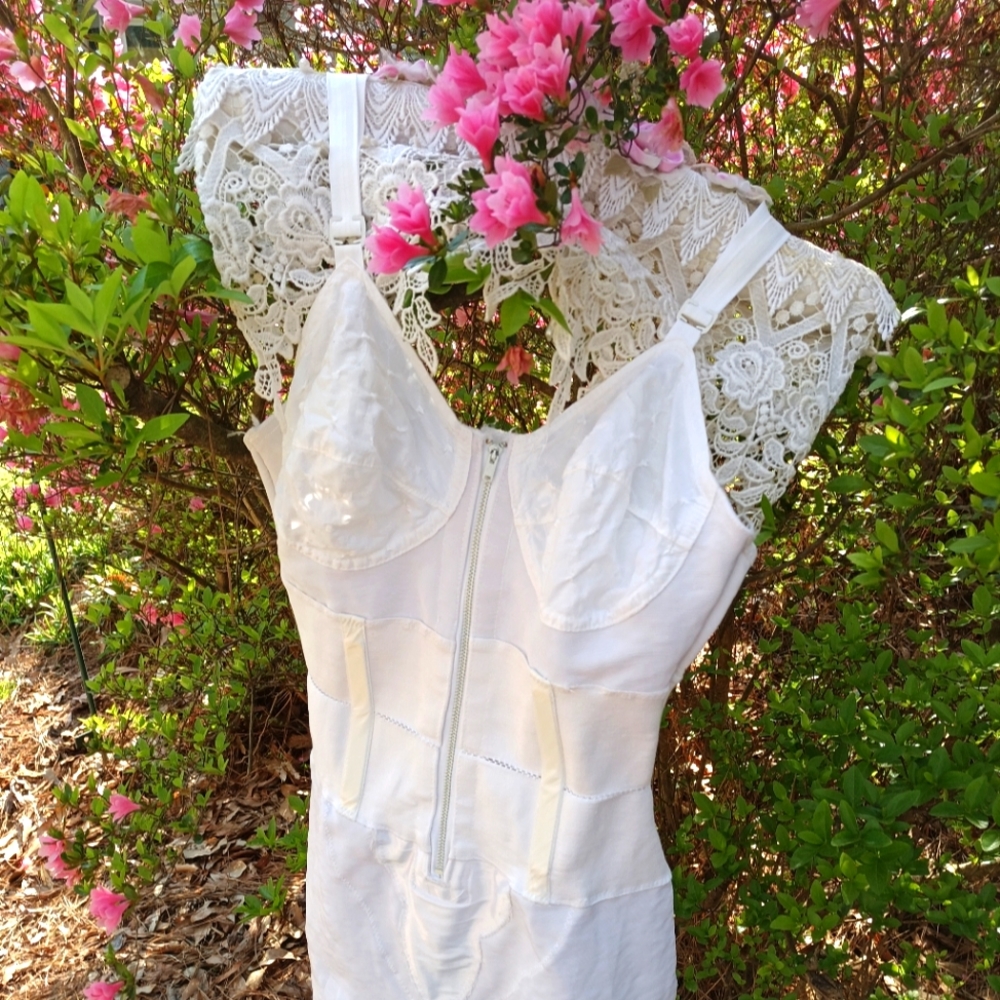 AUTHENTIC 1950S UNION MADE WHITE CORSELET WITH FRONT METAL ZIPPER, 2 FRONT BONES